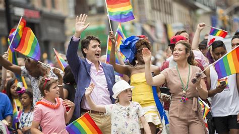 video canada justin trudeau et sa famille participent à la gay pride de toronto