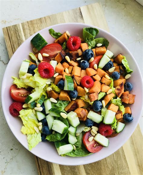 Salad-Bowl mit Süßkartoffeln und Früchten