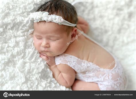 Sleeping Newborn Baby Girl Stock Photo By ©tan4ikk 208976004