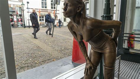 Oudste Beroep Vereeuwigd In Alkmaar Wulps Beeld Van Prostituee Op De