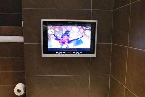 Der bildschirm misst 27″ mit einer tiefe von nur 40 mm. Wasserdichte Badezimmer TV, auch Kabellos von SplashVision