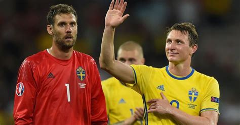 Goedkope voetbaltenues zweden elftal ek 2020 zlatan ibrahimovic 10 uitshirt. Ook Isaksson en Källström zwaaien af bij Zweden | EK ...