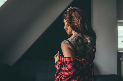 Fondos De Pantalla Negro Mujer Modelo Retrato Morena Rojo Fotograf A Vestir Tatuaje