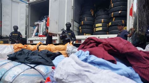 Foto Bea Cukai Bongkar Truk Penyelundup Pakaian Dan Ban Bekas Senilai