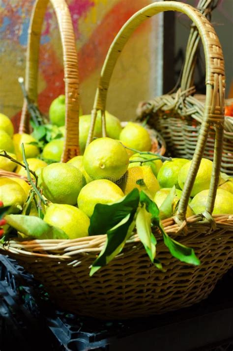 Grandes Limones Italianos Con Hojas Verdes En Una Canasta Imagen De