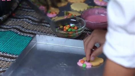Bolu kukus adalah menu wajib di setiap besek syukuran. Bunda, Yuk Bikin Kue Bakar ala Betawi