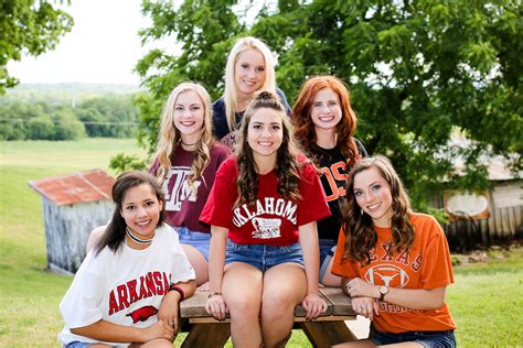 Luscombe Farms Senior Girl Group Photo Session Group Senior Pictures Group Photo Poses Friend