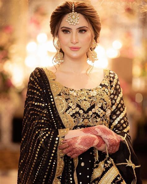 Pin By Beenish Hamid On Updo Hair Style On Saree Pakistani Fancy Dresses Pakistani Fashion