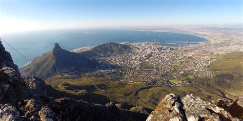 Vom wahrzeichen kapstadts, dem tafelberg, bis hin zu einer universität hat sich ein großbrand ein großfeuer in südafrikas touristenmetropole kapstadt hat erhebliche flächen des berühmten. Die Besteigung der Hausberge von Kapstadt - Entdecker Blog