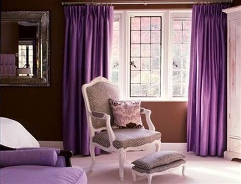 LOVE this combination of Purple and brown to decorate the living room
