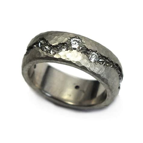 Jika pun ada hiasan ini biasanya hanyalah sebuah ukiran relief atau ukiran nama dari anda dan pasangan. Model Cincin Tunangan Terbaru Unik - Tentang Bisnis