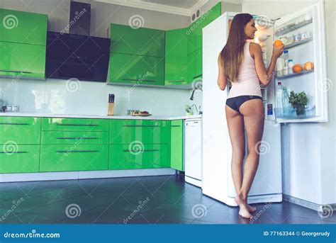 piękna seksowna dziewczyna w kuchni zdjęcie stock obraz złożonej z wyrażenie wybiera 77163344
