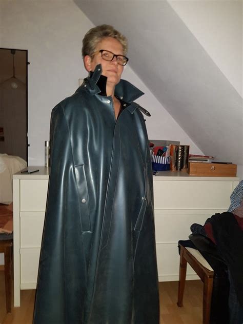 reife frau zeigt sich dem ehemann im gummicape capes rainwear girl rain cape rubber raincoats