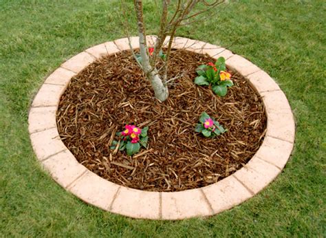 Both practical and pretty, edging differentiates areas of your garden, adding personality while keeping everything perfectly in place (and protecting your plants from landscaping hazards like the lawnmower). Garden Edging | Snap-It Garden Edging
