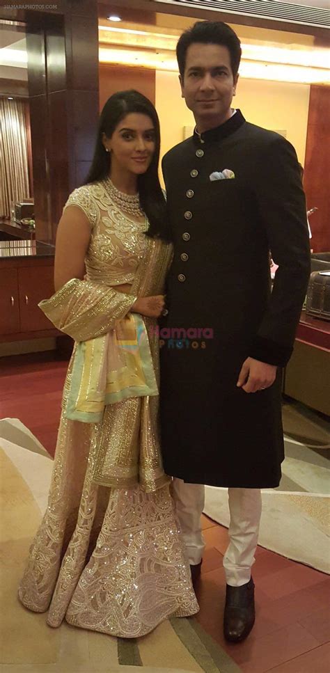 Asin Thottumkal Looks Stunning At Her Wedding Reception On 24th Jan