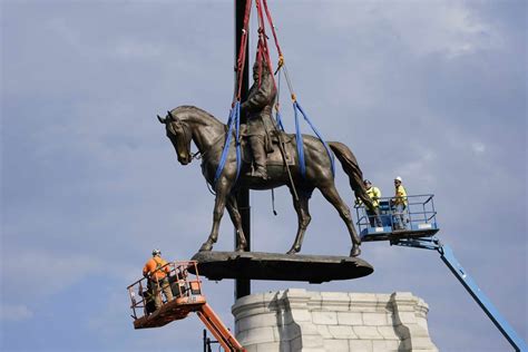 Statue Of Confederate General Robert E Lee Officially Removed In