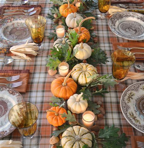 For your place settings, use tones that go well together. 34 Stunning Thanksgiving Table Decor Ideas for 2019 | Real ...