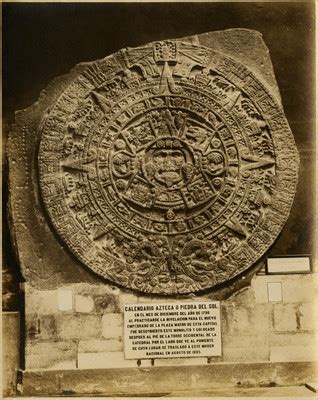 Calendario Azteca O Piedra Del Sol Exhibido En El Museo Nacional