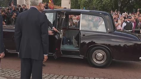 Video King Charles Greets Buckingham Palace Crowds