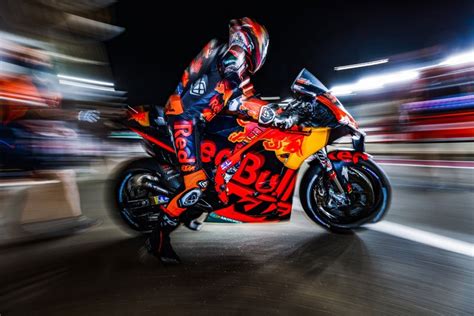 Motogp Léquipe Red Bull Ktm Factory Racing Change De Crèmerie Et