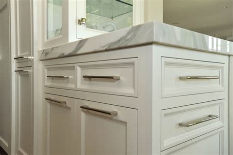 Here are some brilliant and latest designer trends from the world of kitchen cabinets for indian home. Cabinet Hardware - Metropolitan Cabinets focus keywork