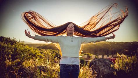 Series featuring attempts at bizarre new world records. Teenager stellt zehn Jahre nach schlechter Erfahrung bei ...