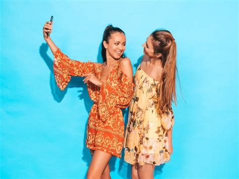 Deux Jeune Sourire Hipster Femmes Dans été Hippie Robes Filles Prendre Selfie