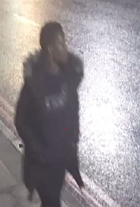 Police Hunt Rapist Who Forced Woman In Her 20s To Perform Sex Act Daily Mail Online