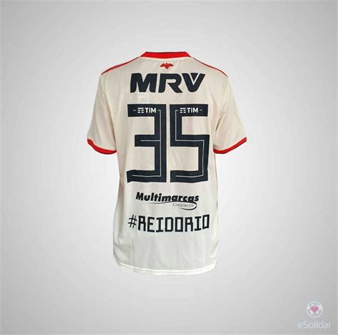 Um site especializado em uniformes de futebol vazou uma imagem com uma foto da suposta nova camisa número 3 do flamengo, predominantemente . Camisa do Flamengo autografada pelo elenco 2018-2019