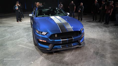 New Shelby Gt350r Mustang Unveiled In Detroit With Burnout And Over 500