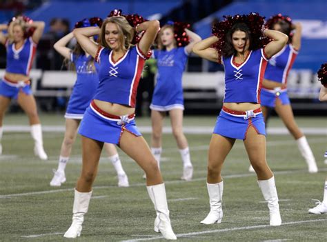 This Cheerleaders Wardrobe Malfunction Might Just Be The Funniest Thing You See Today E News