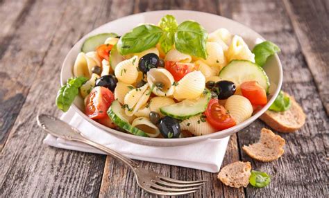 Una raccolta delle migliori ricette di paste fredde fresche e colorate ottime d'estate da consumare in spiaggia. Pasta fredda: le ricette light per l'estate - LEITV