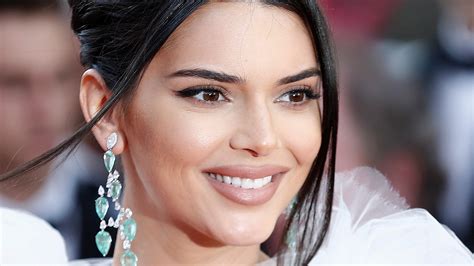 Kendall Jenner Gets Dragged For Her Eyebrows At The Met Gala