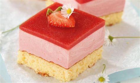 Danach die dotter, das mehl mit backpulver. Erdbeerblech | Rezept | Erdbeer blechkuchen, Blechkuchen ...
