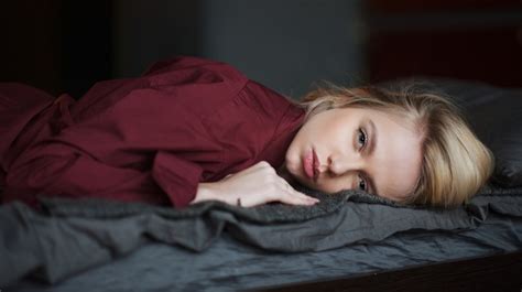 Model Face In Bed Blonde Lying On Front Depth Of Field Wallpaper