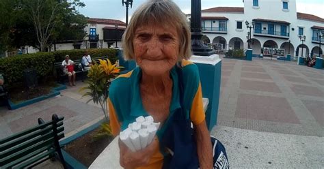 La Historia De María La Anciana Que Vende Maní En Santiago De Cuba Para Sobrevivir
