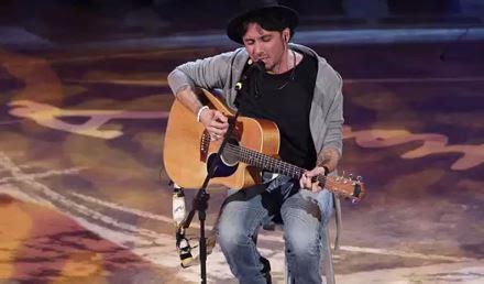 Nera è un singolo del cantautore italiano irama, pubblicato il 1º giugno 2018 come secondo estratto dal primo ep plume. Testo e Accordi, Il CercaAccordi per chitarra!