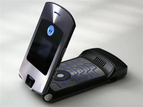 Throwback Tech Thursday Revisiting The Iconic Moto Razr V3 The Phone