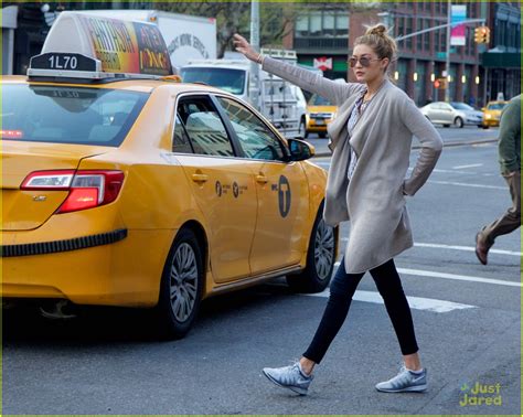 Gigi Hadid Successfully Hails A Cab In Nyc Photo 671113 Photo Gallery Just Jared Jr