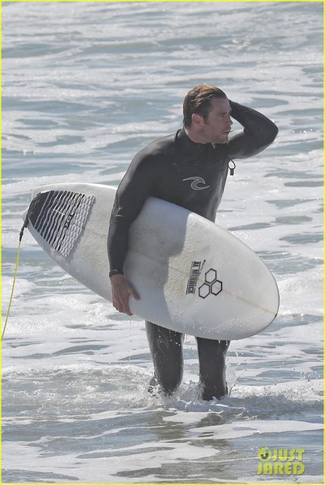 Chris Hemsworths Muscles Bulge Out Of His Tight Wetsuit Photo 3068870 Chris Hemsworth