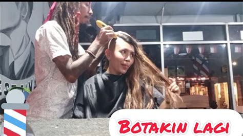 Dia yang ku jadikan suami. Botakin lagi kepala sebelah , jangan coba coba kalau tidak ...
