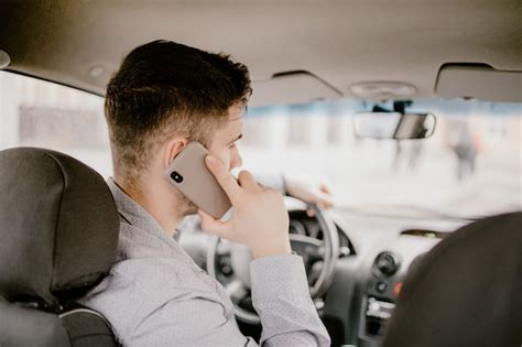 Jovem Bonito Falando No Celular Enquanto Estiver Dirigindo E