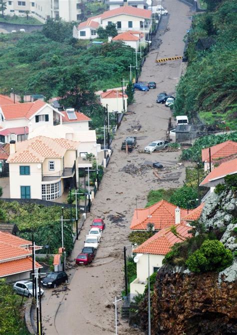 Houve muita chuva, derrocadas , arvores abatidas , carros virados. Alerta de mau tempo na Madeira | TVI24