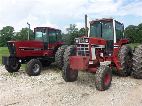 international 1486 on right and 185hp 5488 on left tracteur