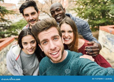 Groupe Multiracial Damis Prenant Le Selfie Photo Stock Image Du Stationnement Type 71375690