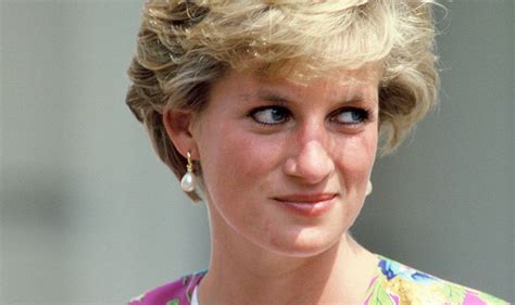 Princess Diana Author Explains Royal Protocol Of Helping Her Onto Boat