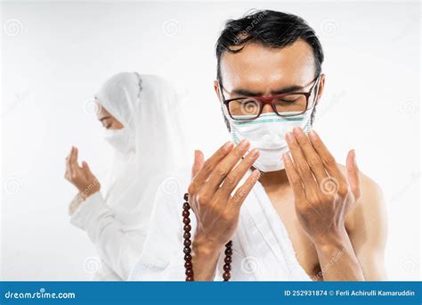 Man Wearing Ihram Clothes And Mask Performing Al Fatihah Prayer Stock