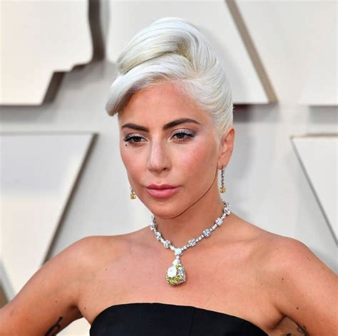 Andie's yellow dress is iconic, the tagline frost yourselves is a '00s classic, and kate hudson and matthew mcconaughey are an absolute vintage pairing. Lady Gaga's Yellow Diamond Oscars Necklace Reminds Of This Iconic Movie Scene - StarBiz.com