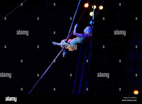 Trapeze Artist Swing Hi Res Stock Photography And Images Alamy