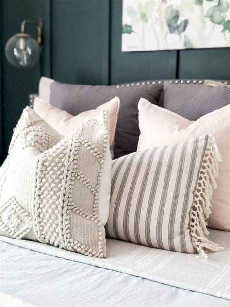Cách chọn và sử dụng decorative pillows for bed để trang trí giường ngủ của bạn